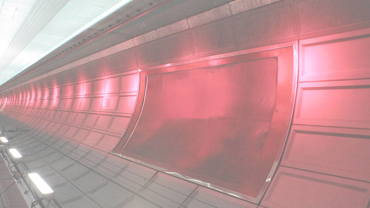 Roter U-Bahn-Tunnel, auf dem Kopf stehend